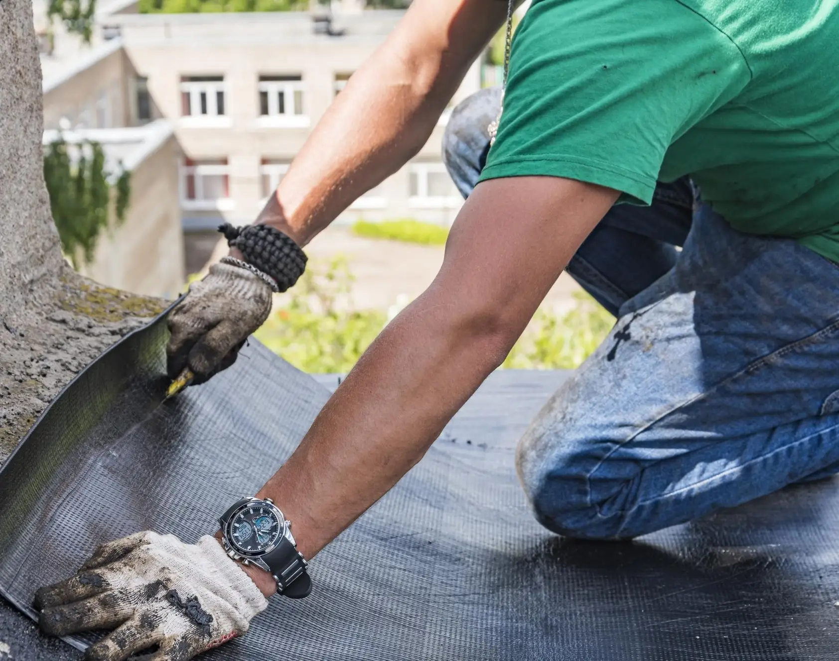 Couvreur réalisant des travaux de couverture et d'étanchéité sur un chantier en Alsace.
