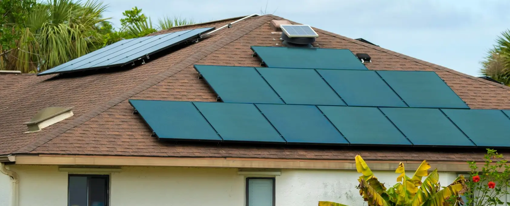 oiture en bardeaux avec capteurs solaires thermiques et panneau photovoltaïque intégrés – réalisation Altitude, toiture et zinguerie en Alsace